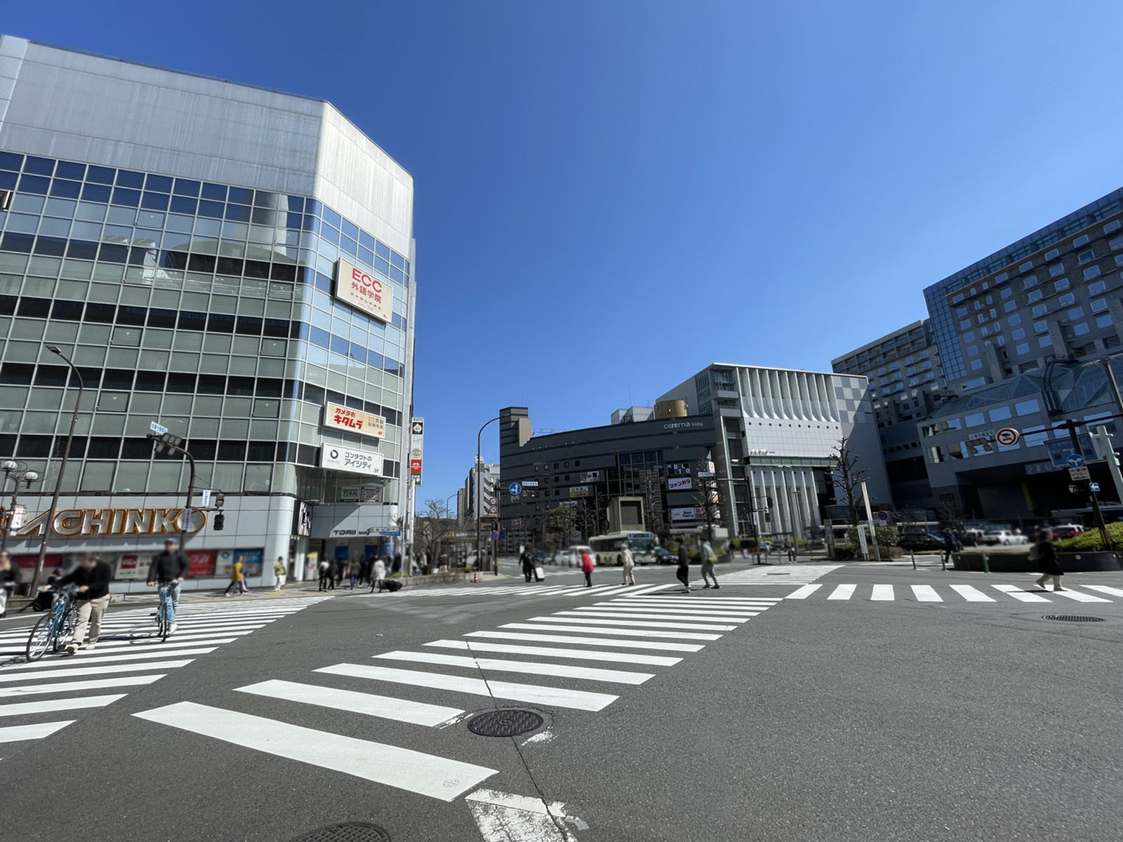 京都タワービル前面の通り