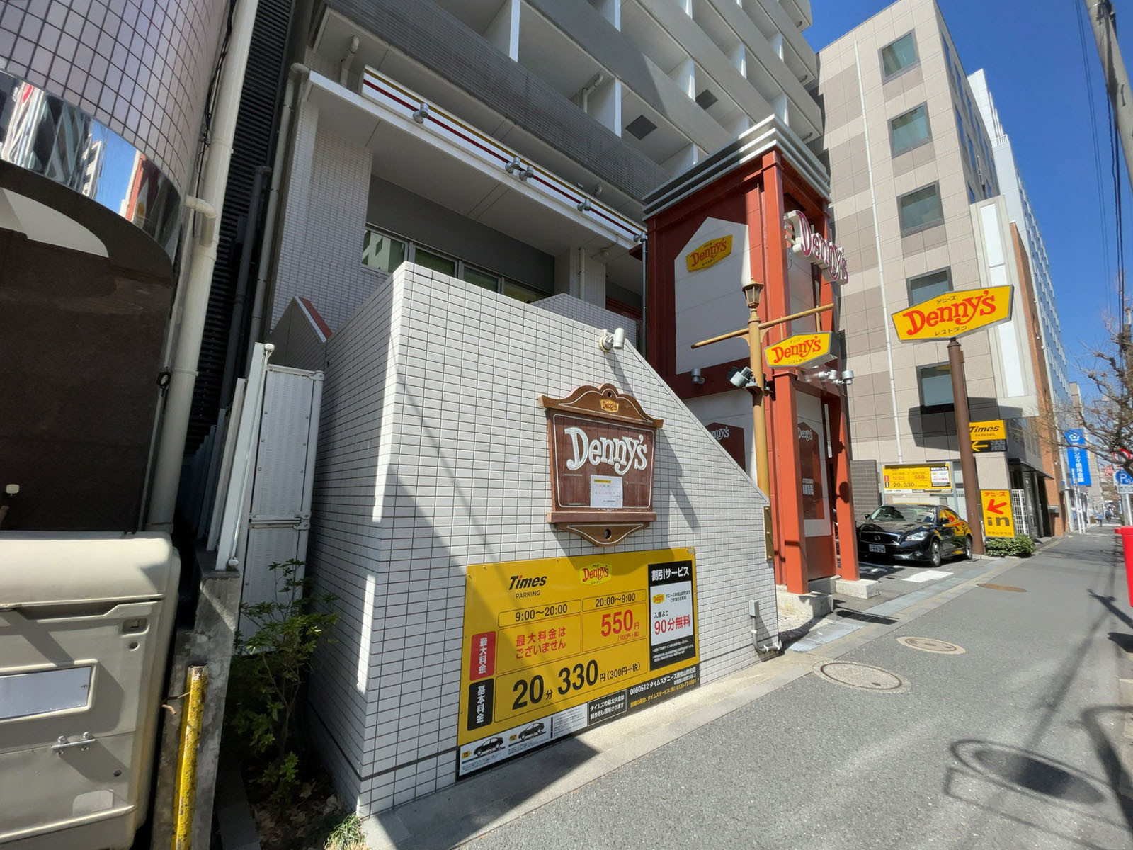徒歩2分のデニーズ新宿山吹町店