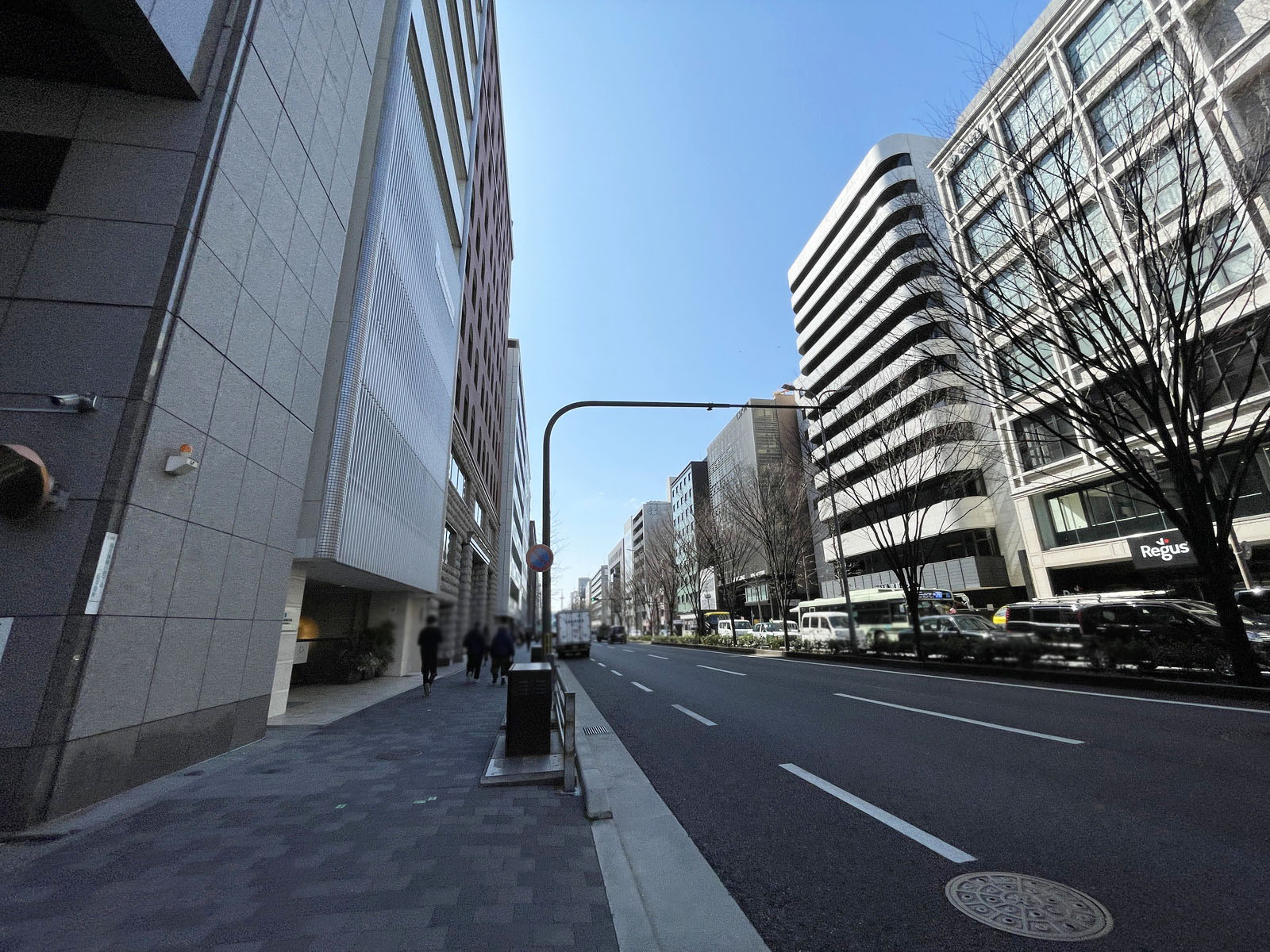 ダイマルヤ四条烏丸ビル前面の通り