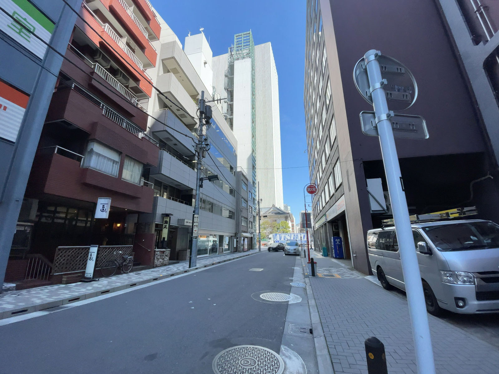 銀座三真ビル前面の通り