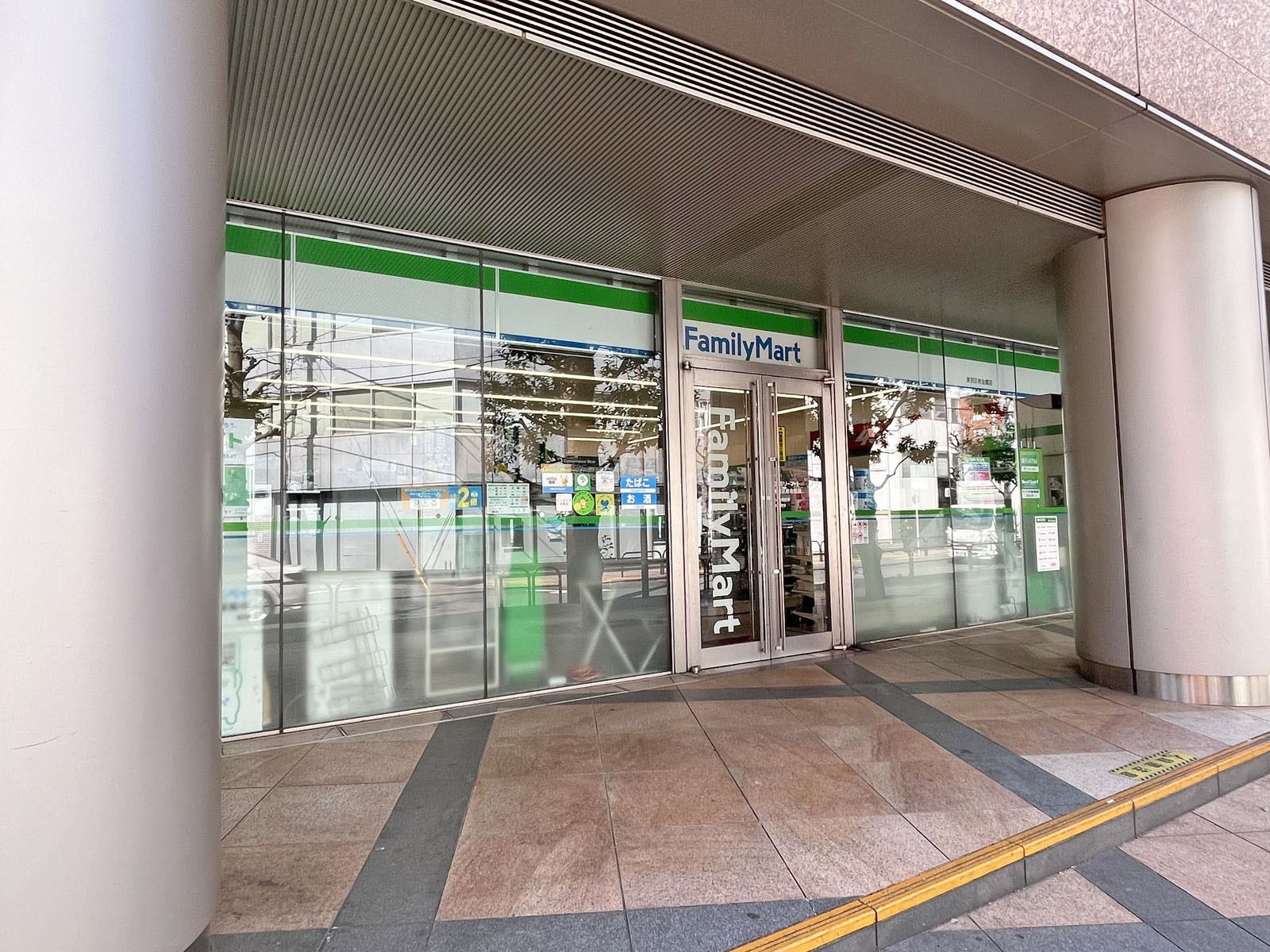 徒歩2分のファミリーマート 東京区政会館店
