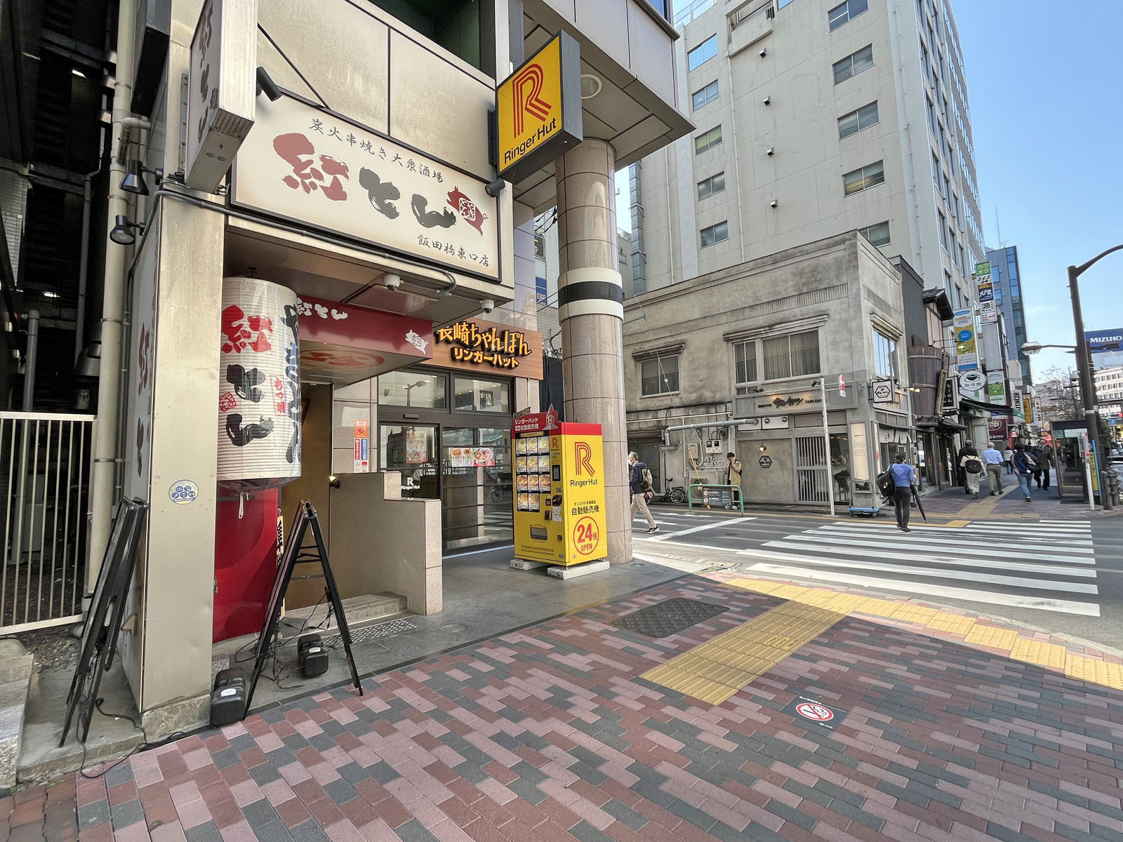 付近には飲食店が充実
