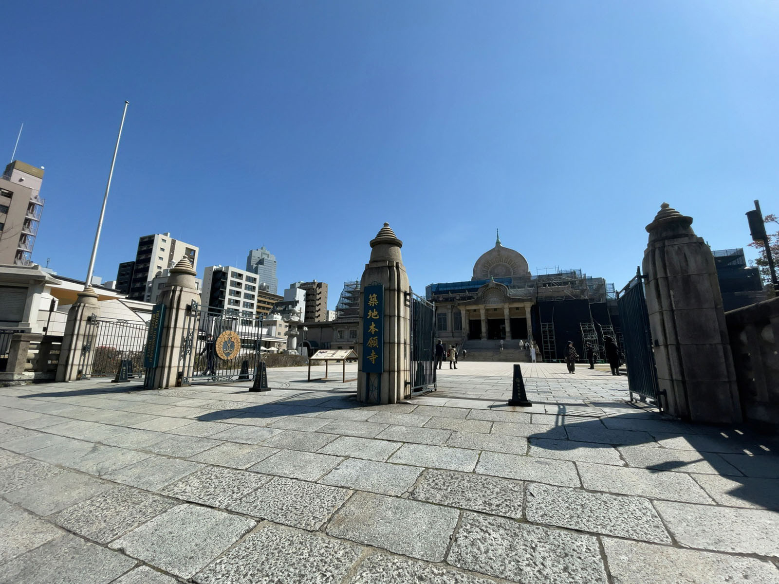 徒歩3分の築地本願寺本堂