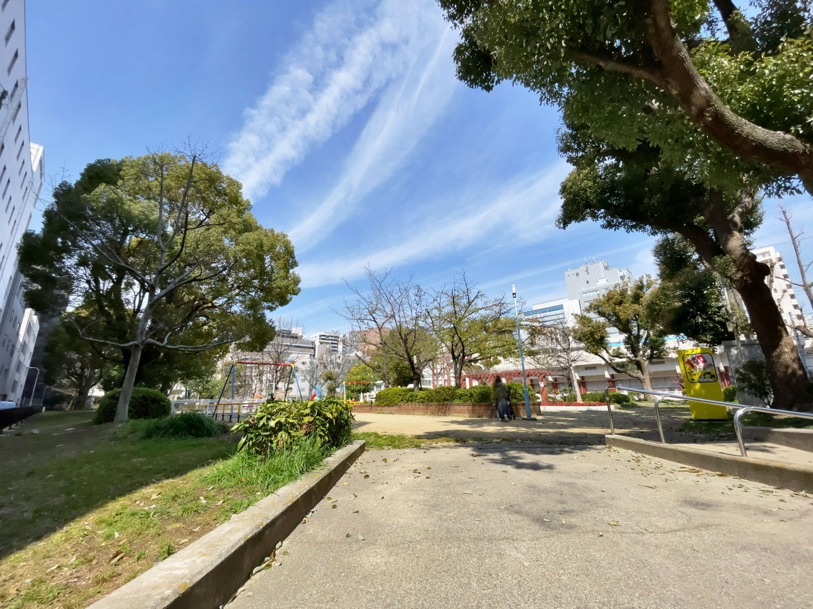 ビル裏にある阿波座南公園