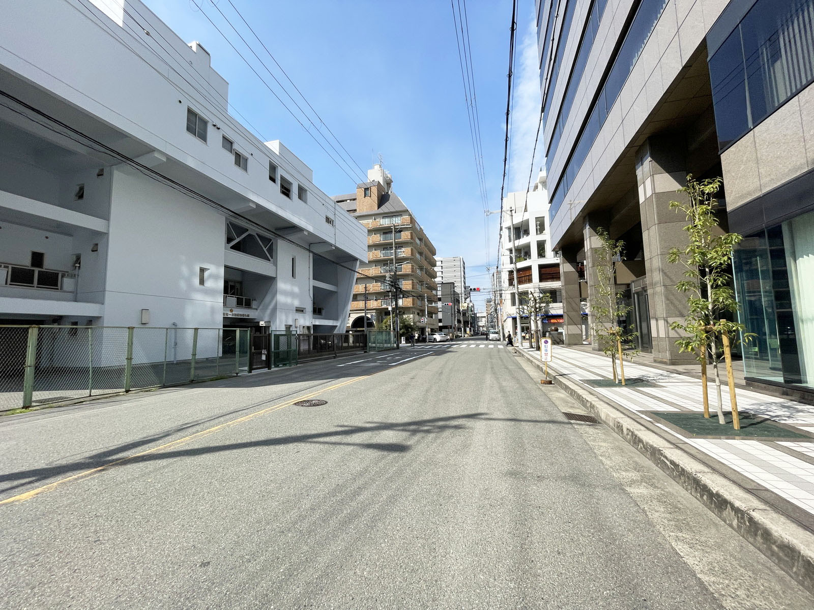 三好産業ビル前面の通り