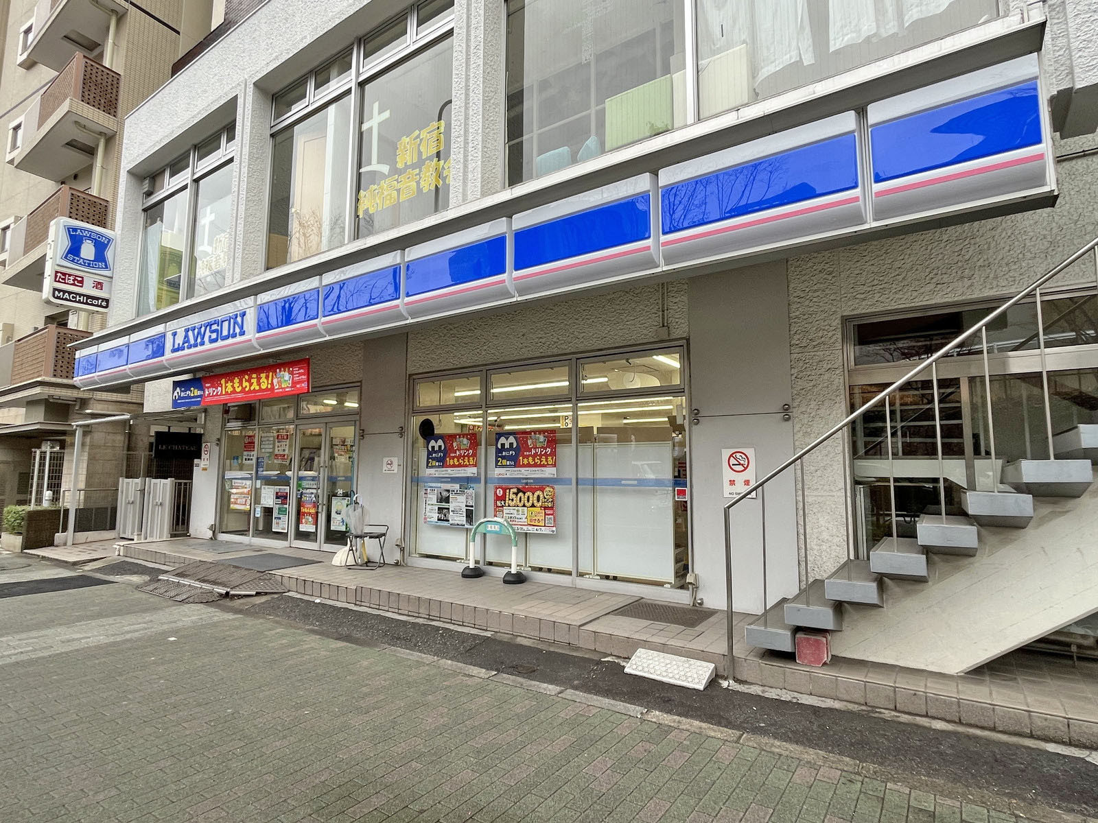 徒歩1分のローソン 新宿坂町店