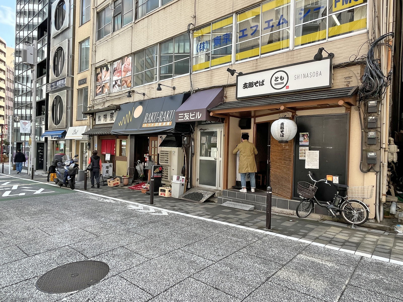 付近には飲食店が充実