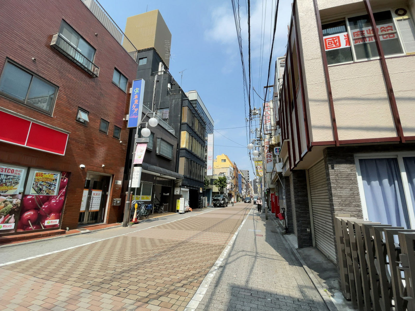 天心堂ビル前面の通り
