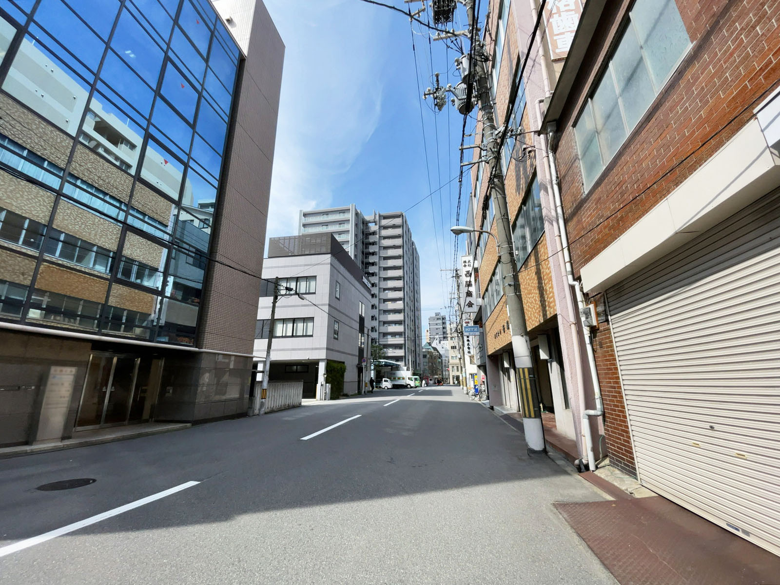 和鋼ビル前面の通り