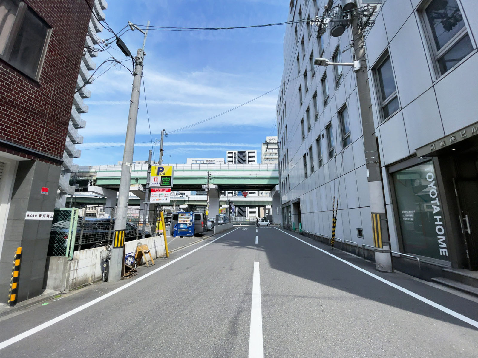 阿波座ビル前面の通り
