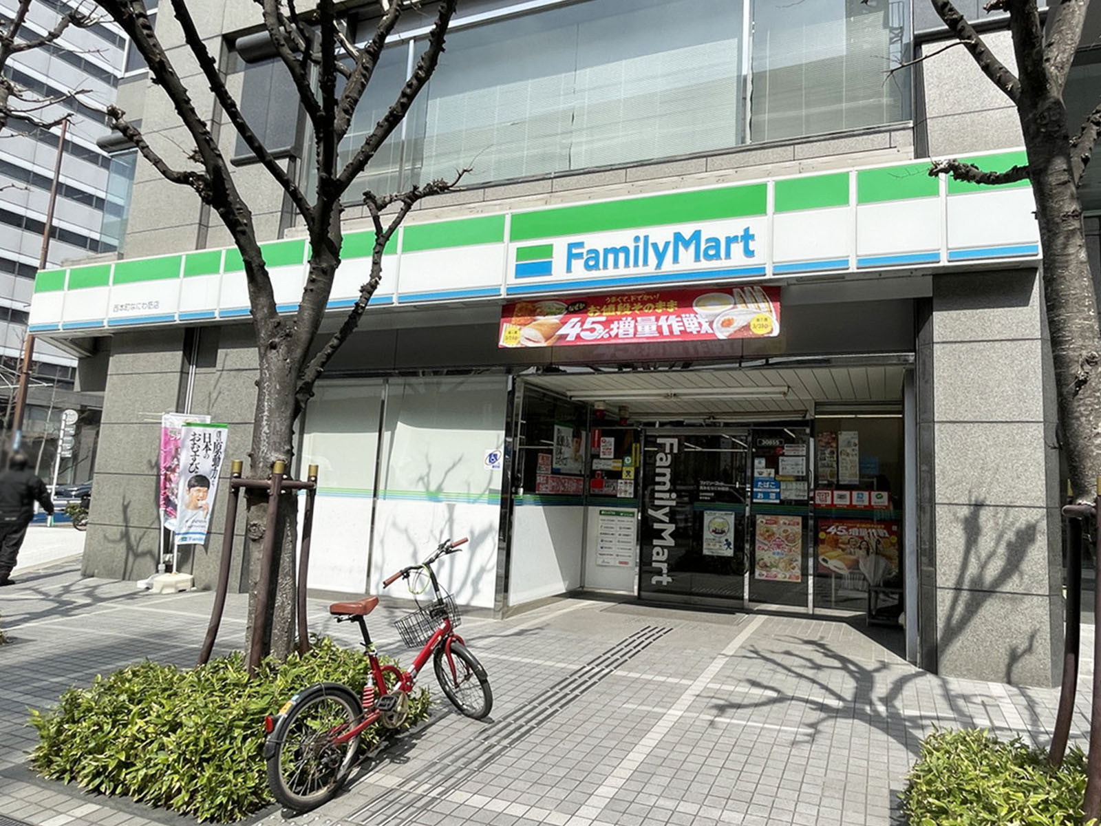 徒歩1分のファミリーマート 西本町なにわ筋店