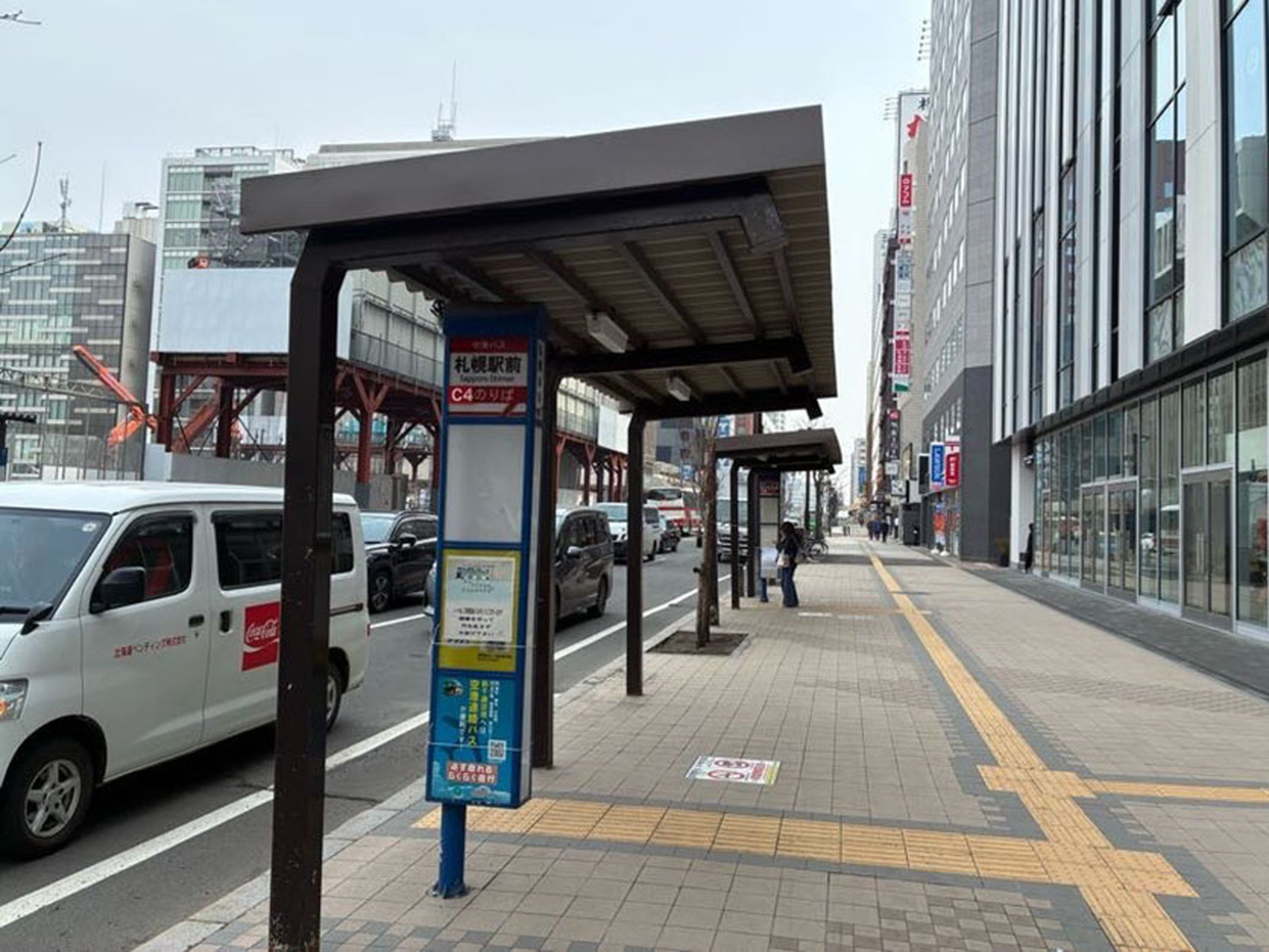 ビル前のバス停「札幌駅前」