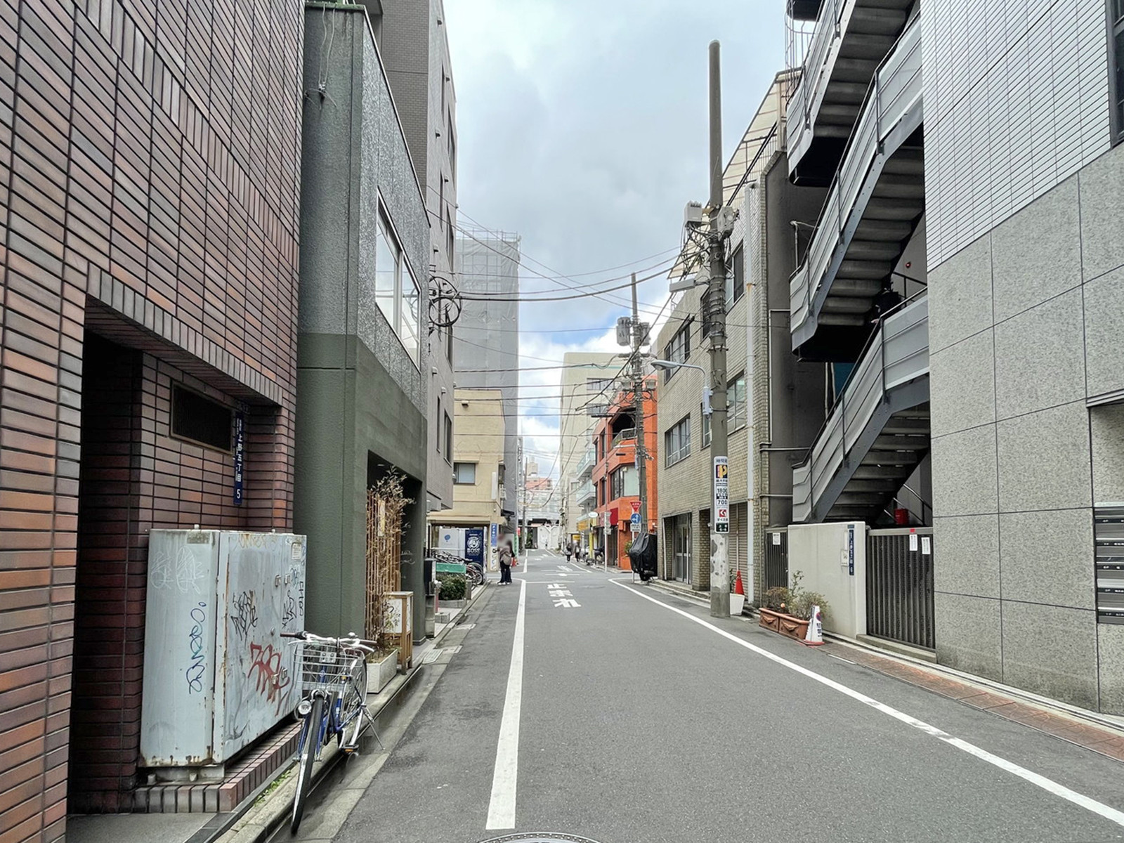 IMIビル前面の昭和通り