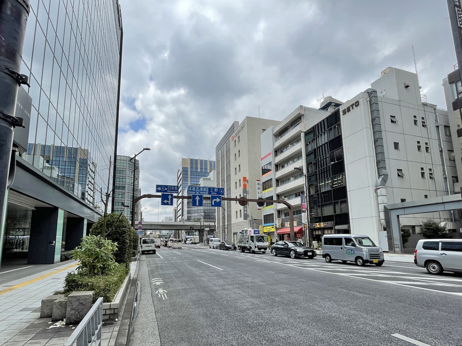 東ビル前面の蔵前橋通り