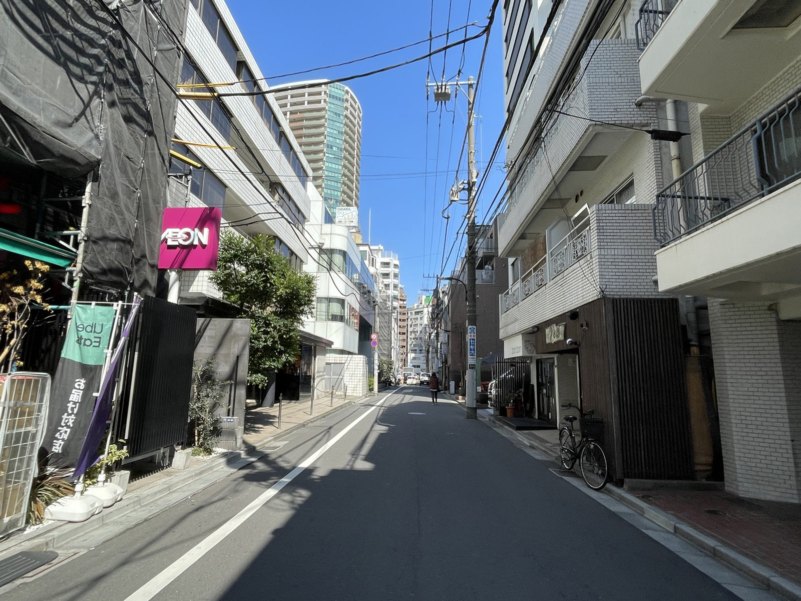 VORT西新宿前面の通り