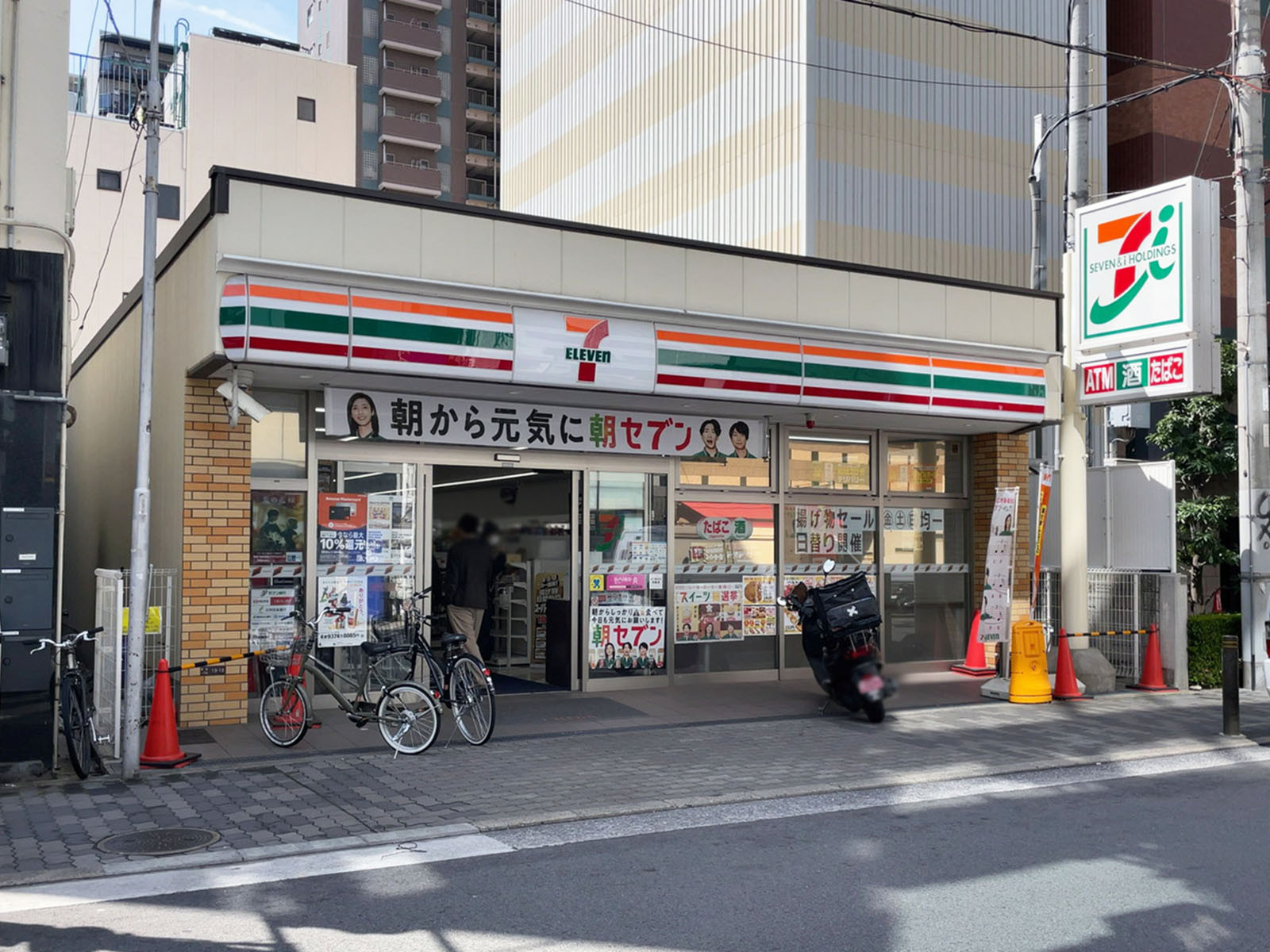 斜め向かいにあるセブン-イレブン大阪新町1丁目