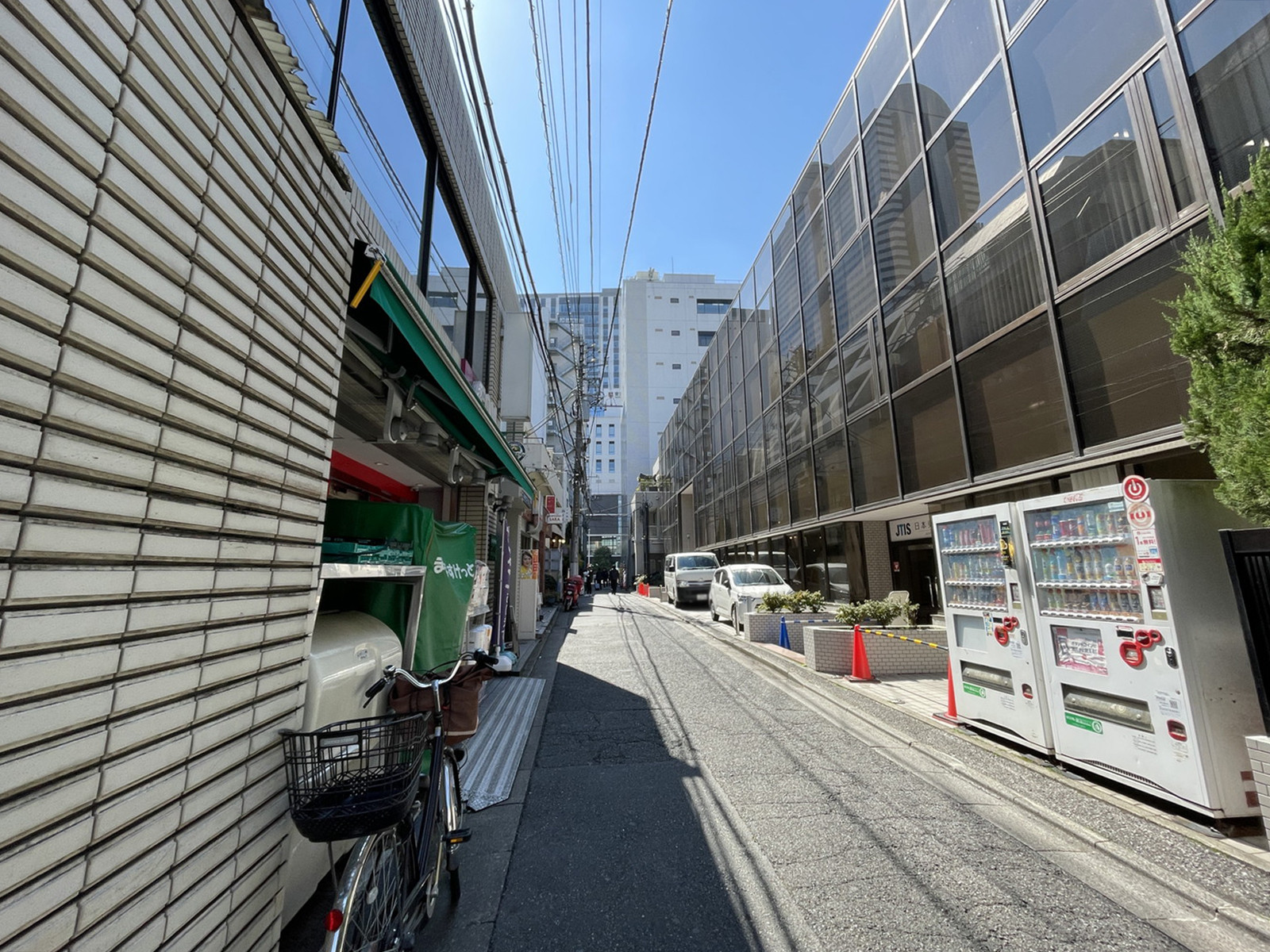 カメリアビル前面の通り