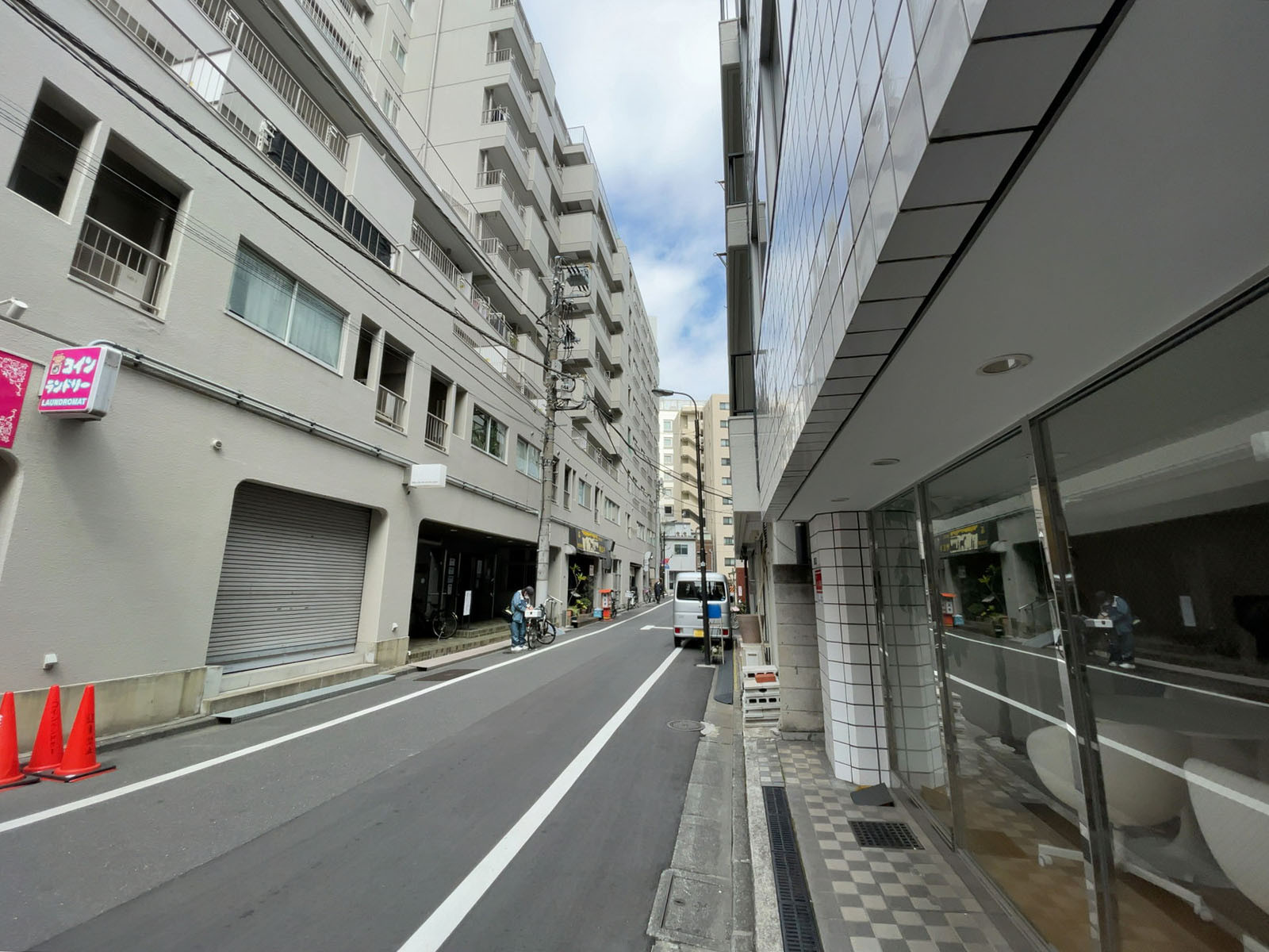 DCCビル前面の通り