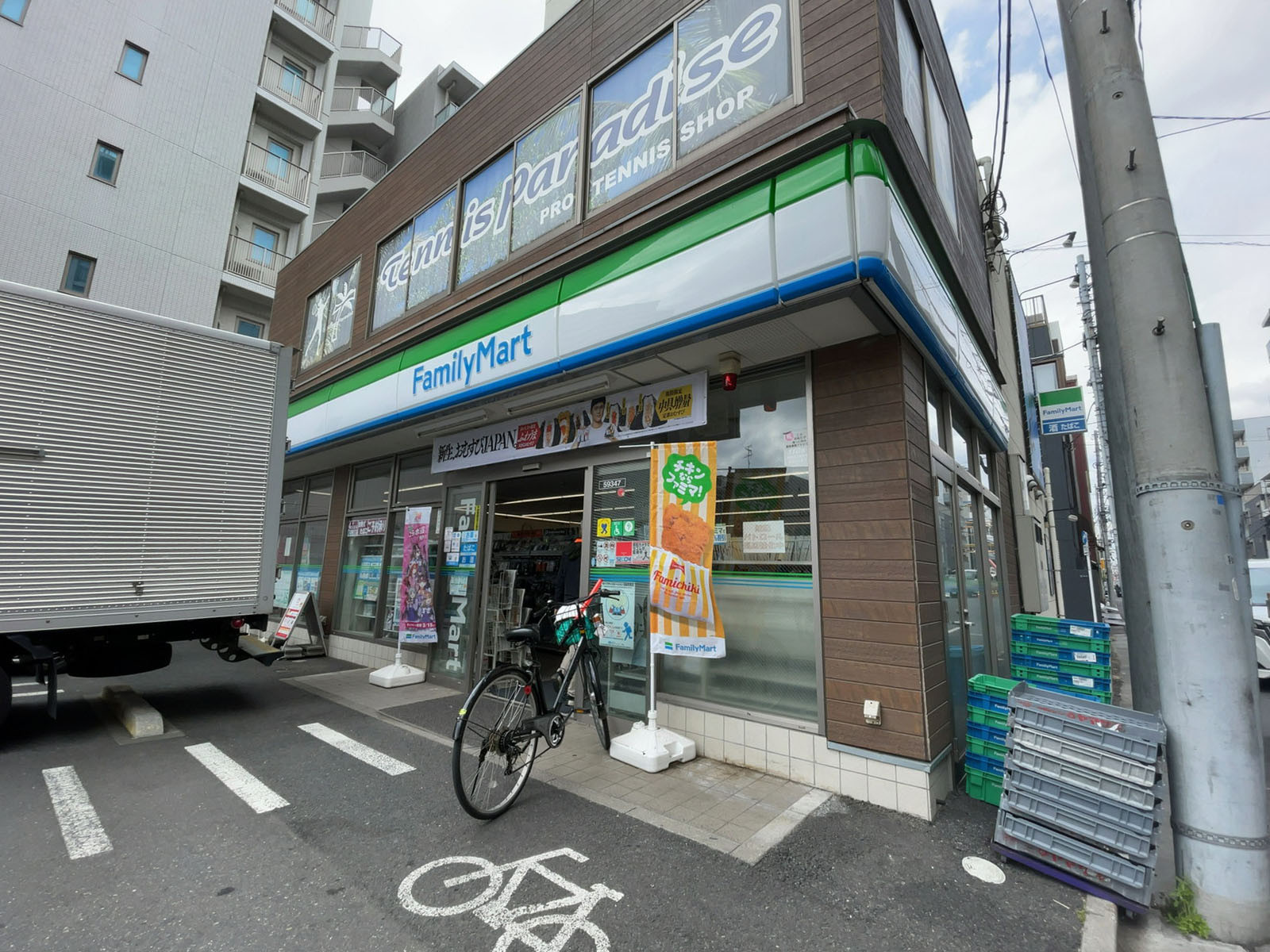 徒歩1分のファミリーマート 墨田亀沢四丁目店
