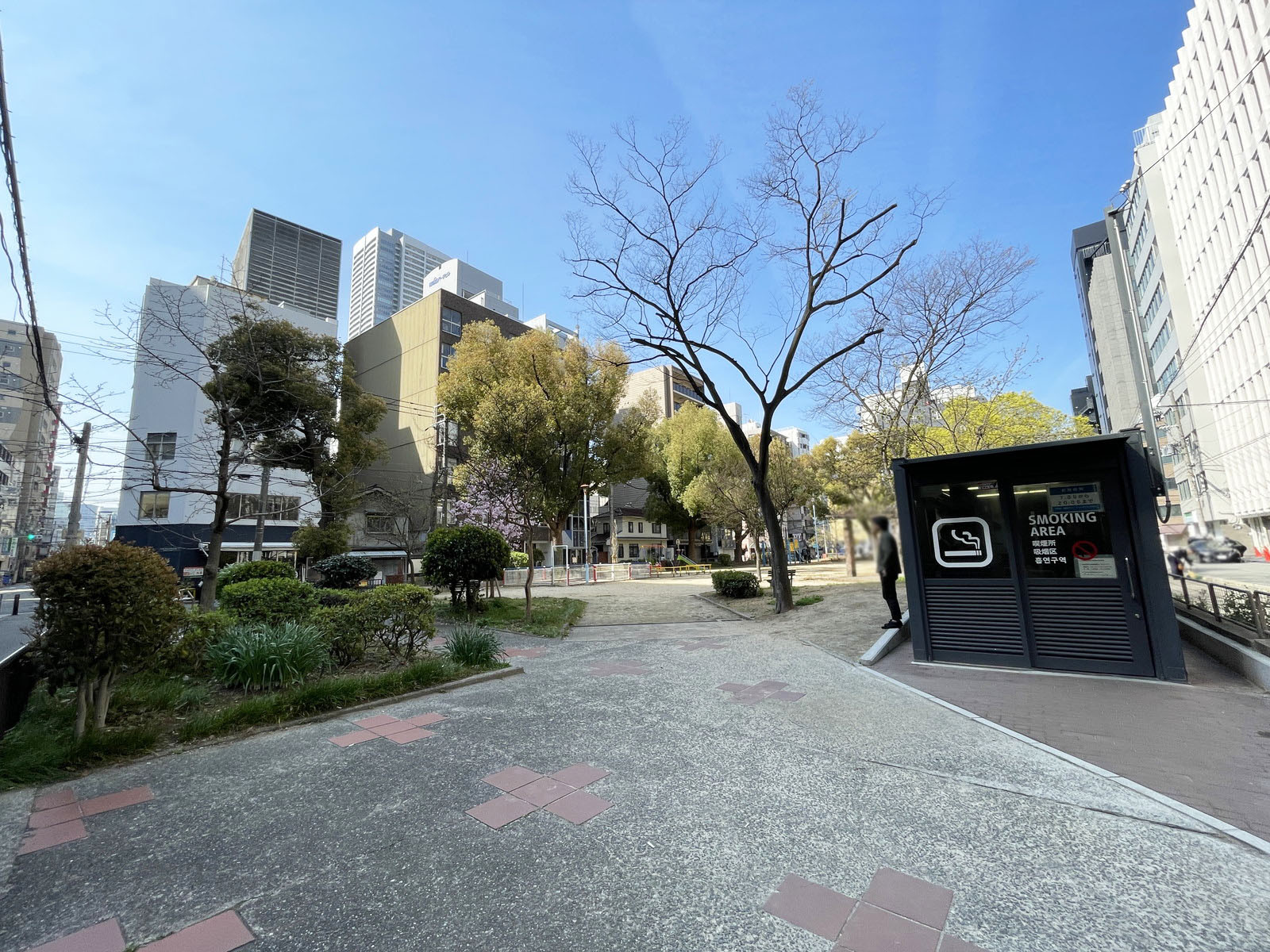 斜め向かいにある新阿波座公園