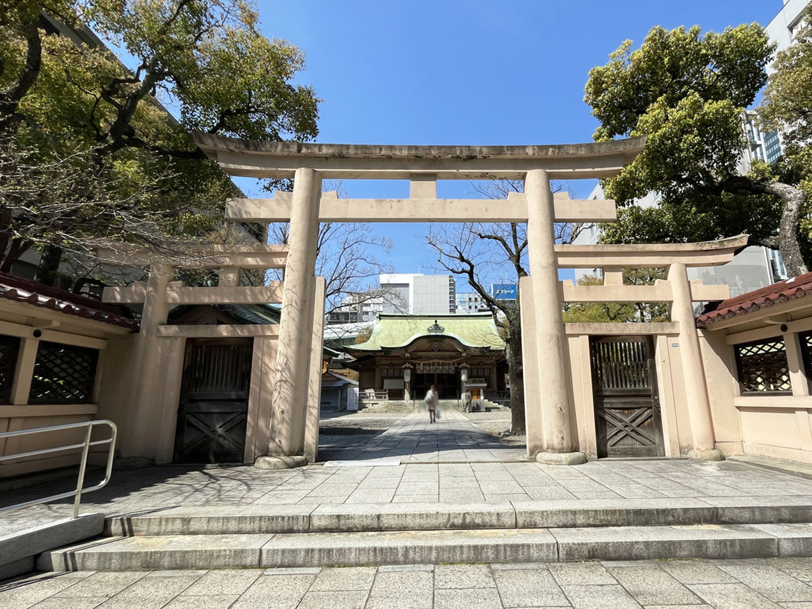 並びにある坐摩神社