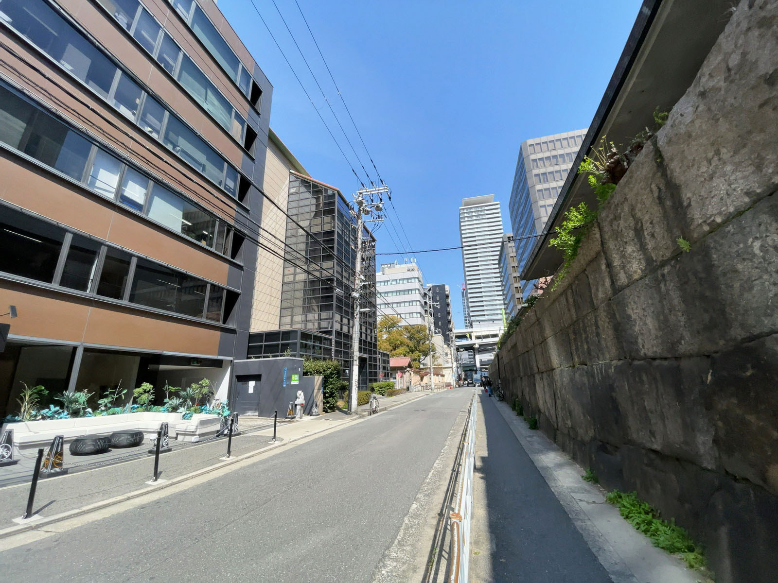 本町コラボビル前面の通り