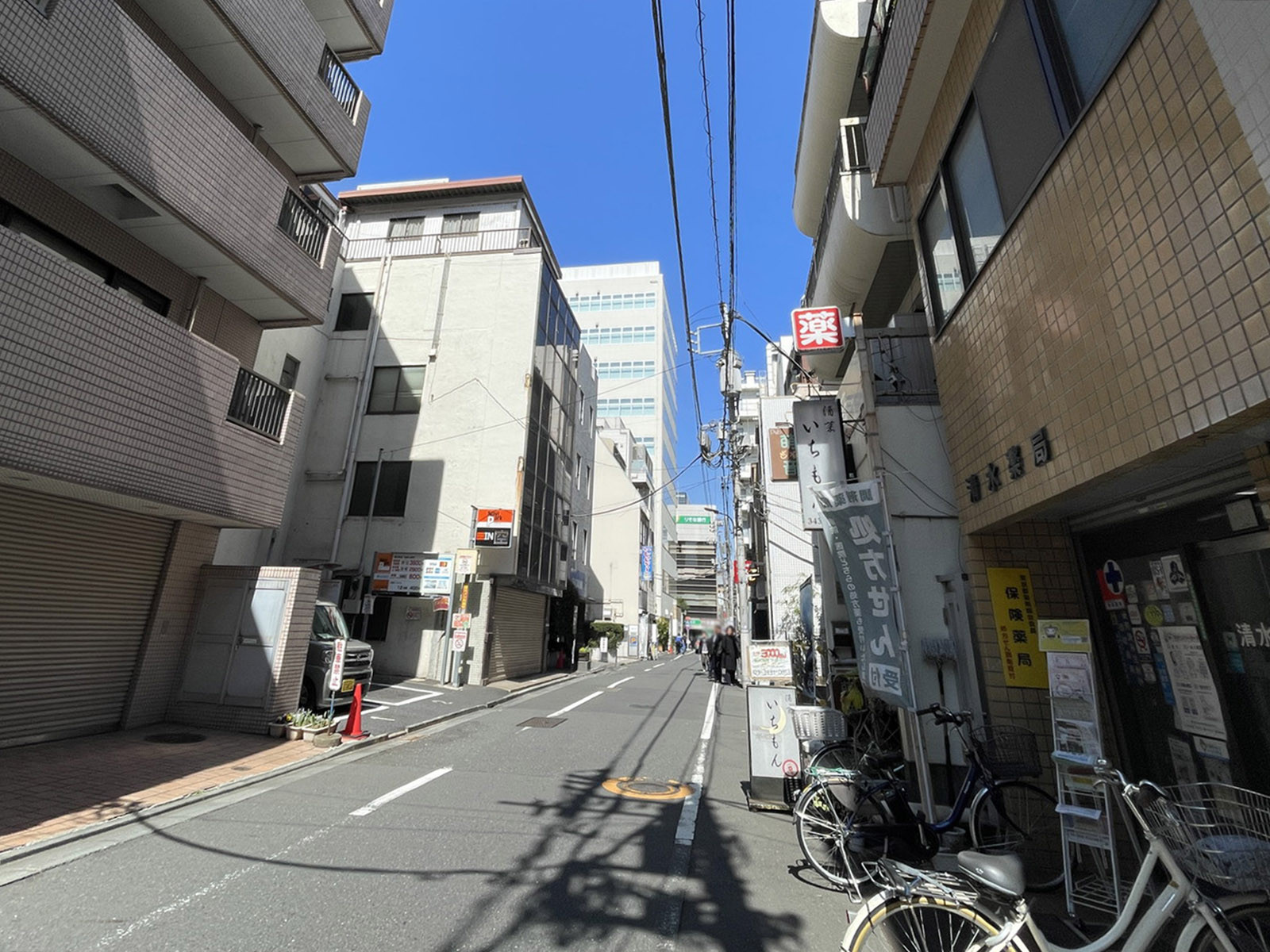 門前ビル前面の通り