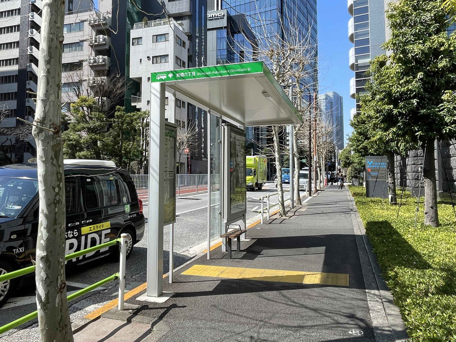 近くのバス停「新橋六丁目」