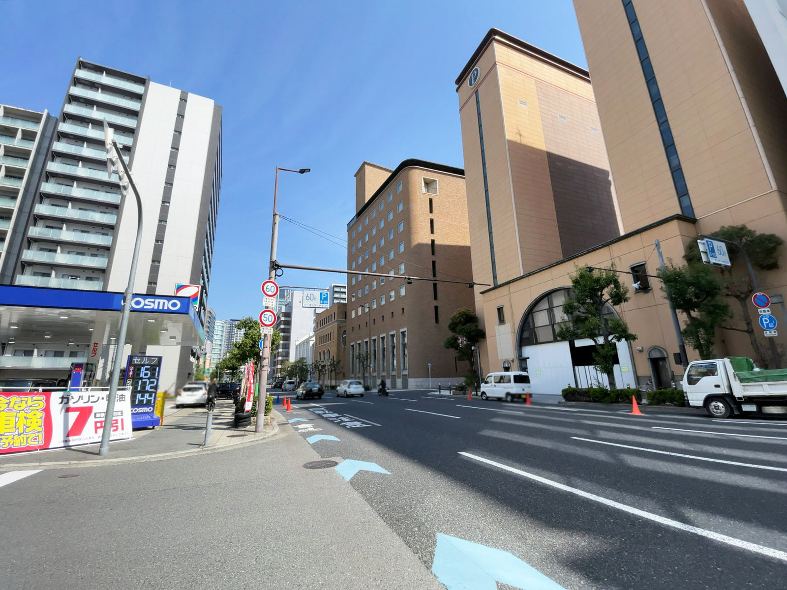 大阪産業ビル前面の通り