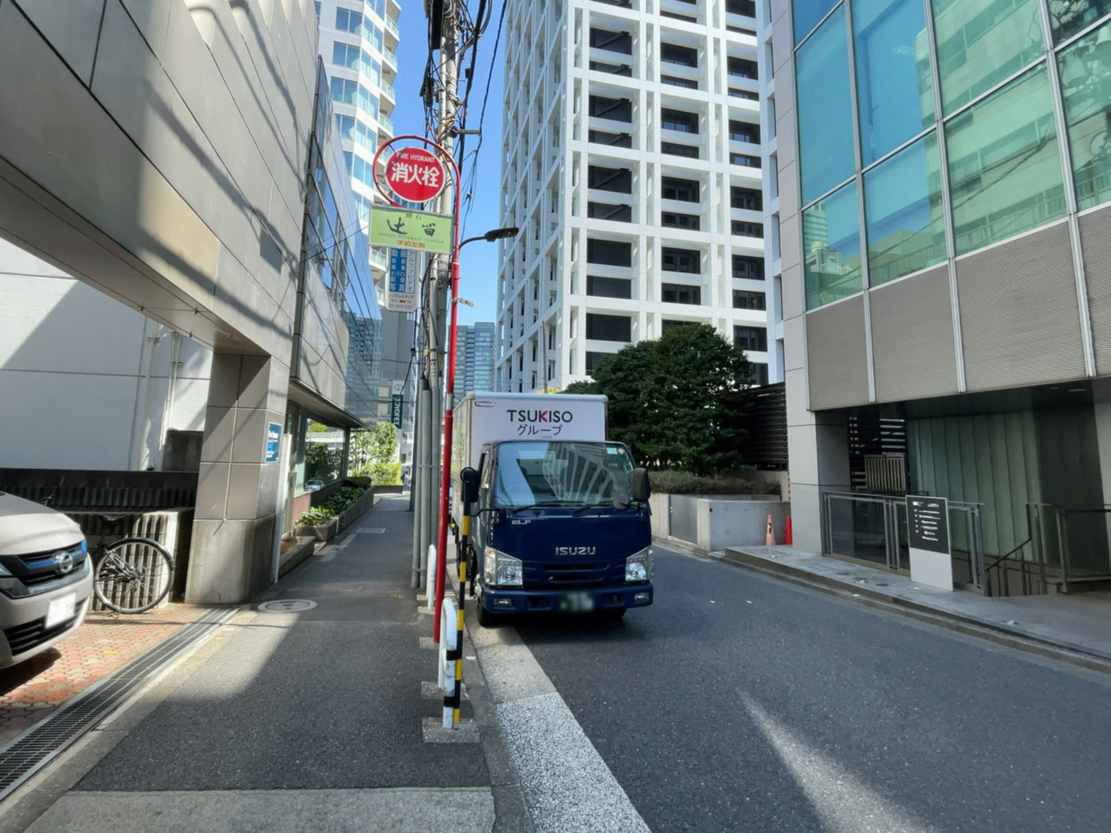 ラ・ベリテAKASAKA前面の通り
