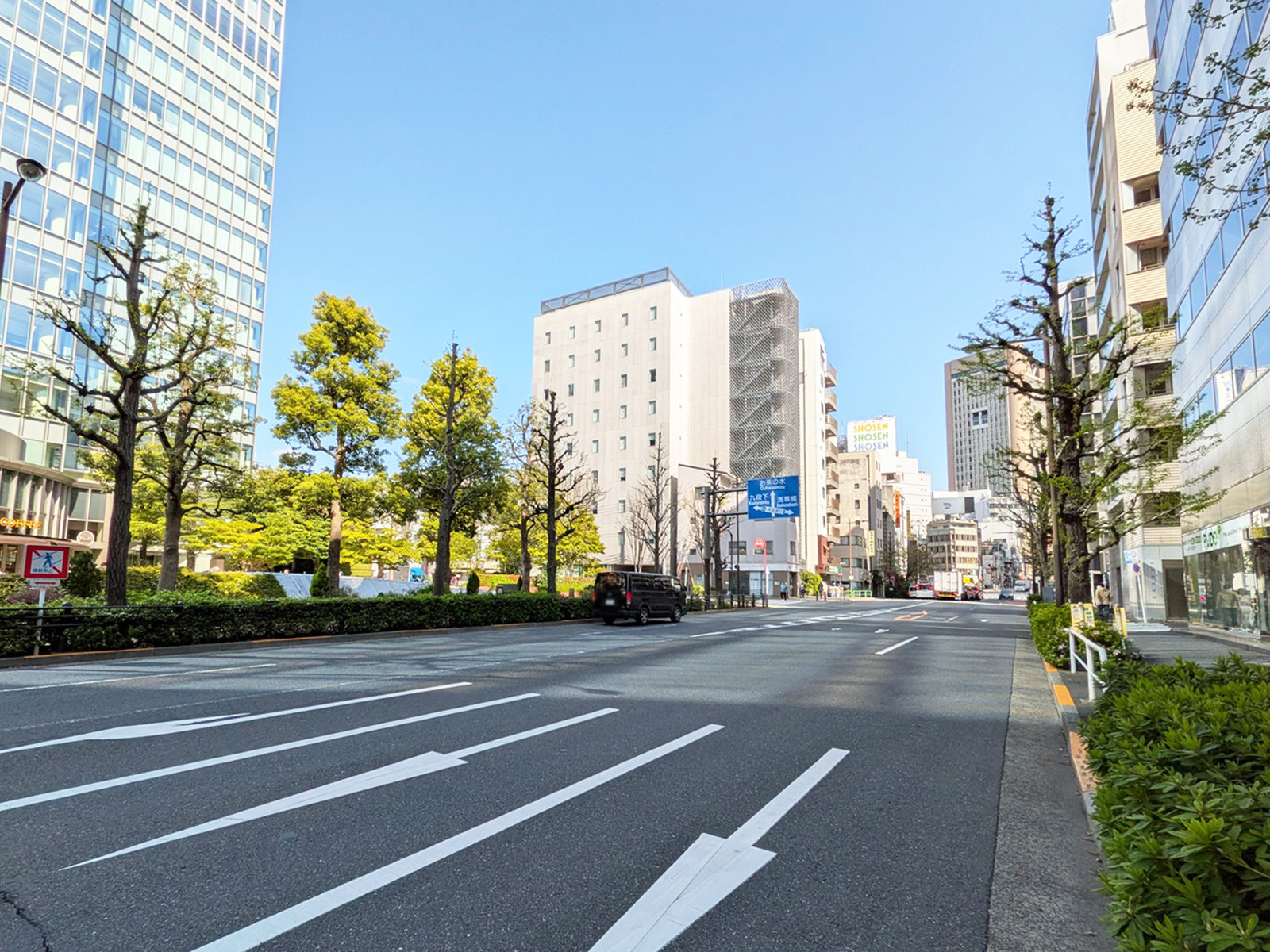 報道ビル前面の千代田通り