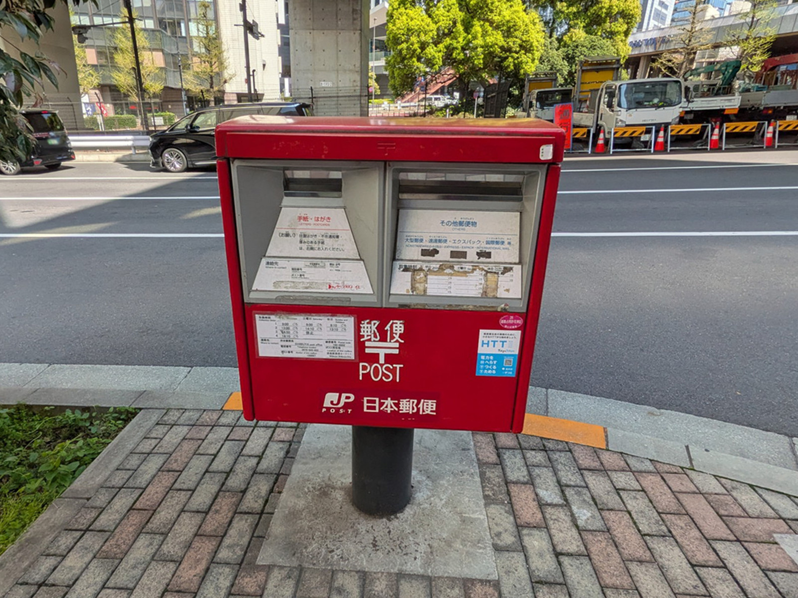 ビル前の郵便ポスト