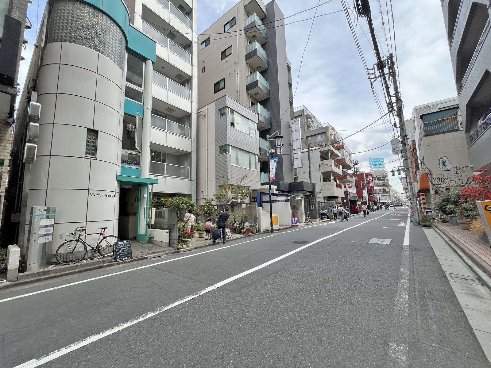 代々木いずみマンション前面の富ヶ谷一丁目通り