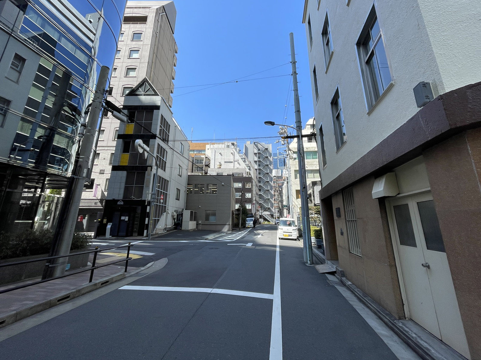 第一ビル前面の通り