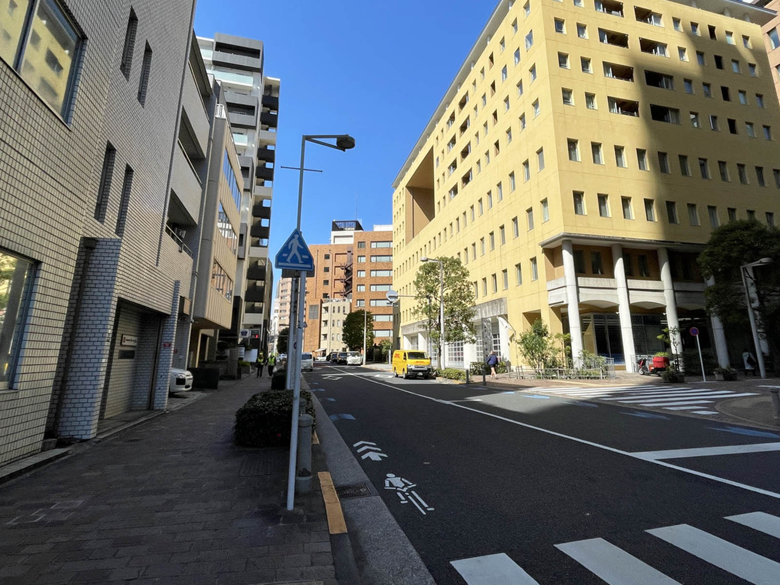 浜松町丸進ビル前面の通り
