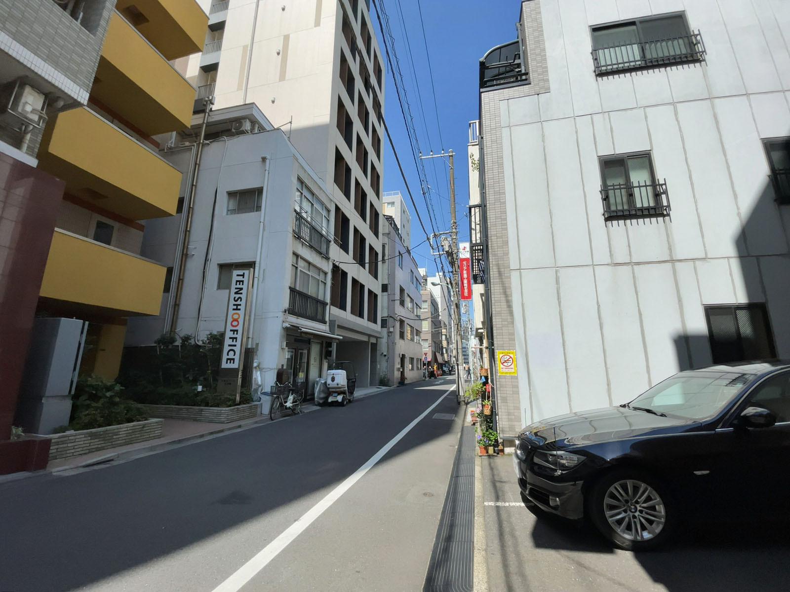 エンドービル前面の通り