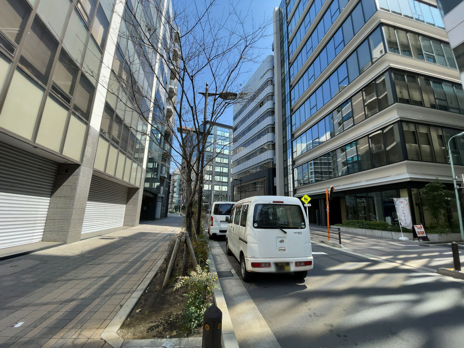第1川端ビル前面の通り