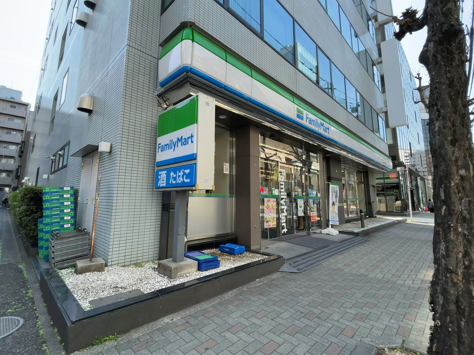徒歩3分のファミリーマート 日本橋小学校前店