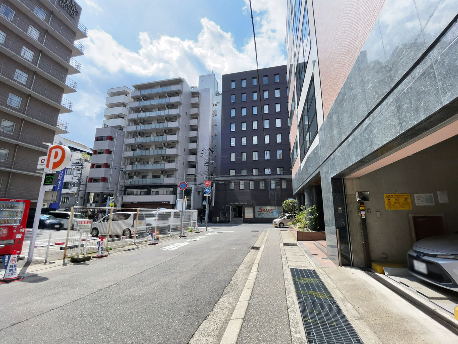 御幸通ビル前面の通り