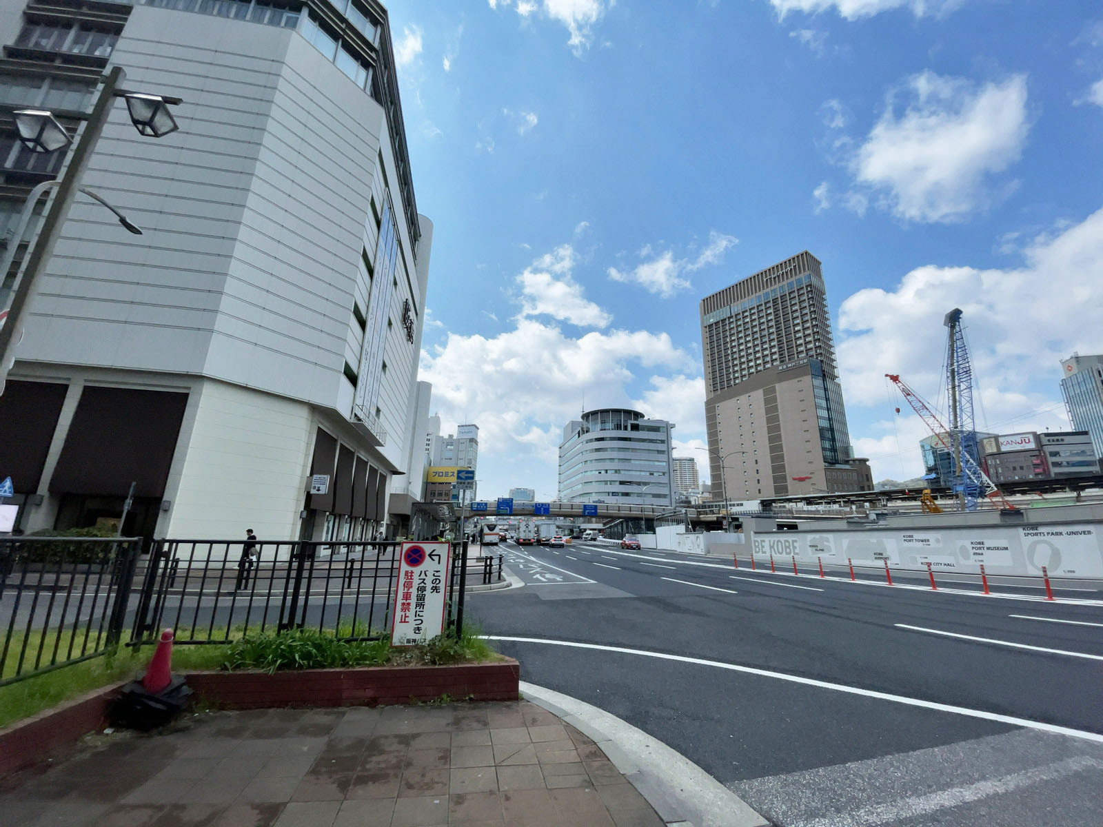 日本生命三宮駅前ビル前面の通り