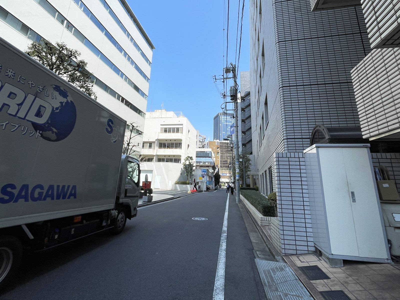 グロリアビル前面の通り