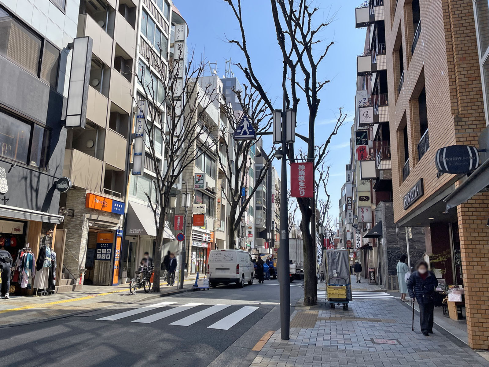 煉瓦塔ビル前面の神楽坂