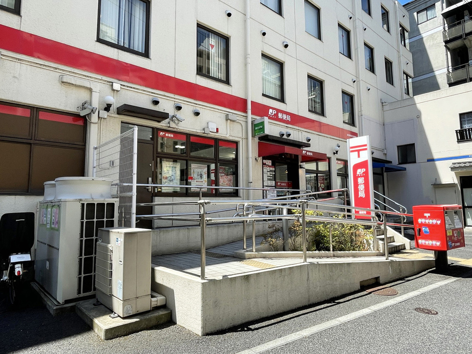 徒歩4分の飯田橋駅東口郵便局
