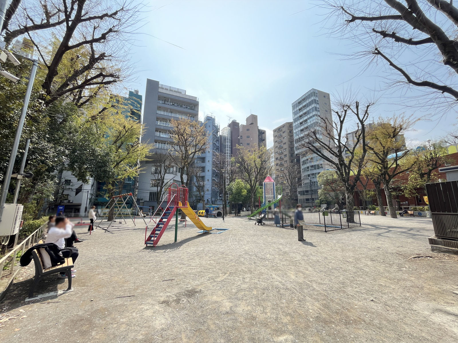 向かいにある恵比寿公園