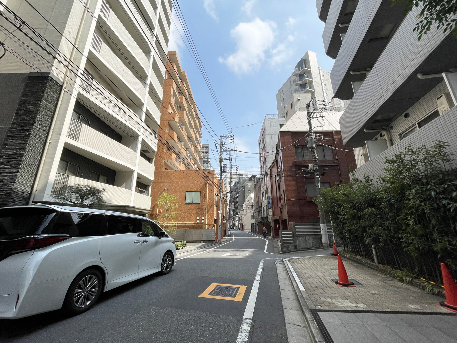 麻布メゾン前面の通り