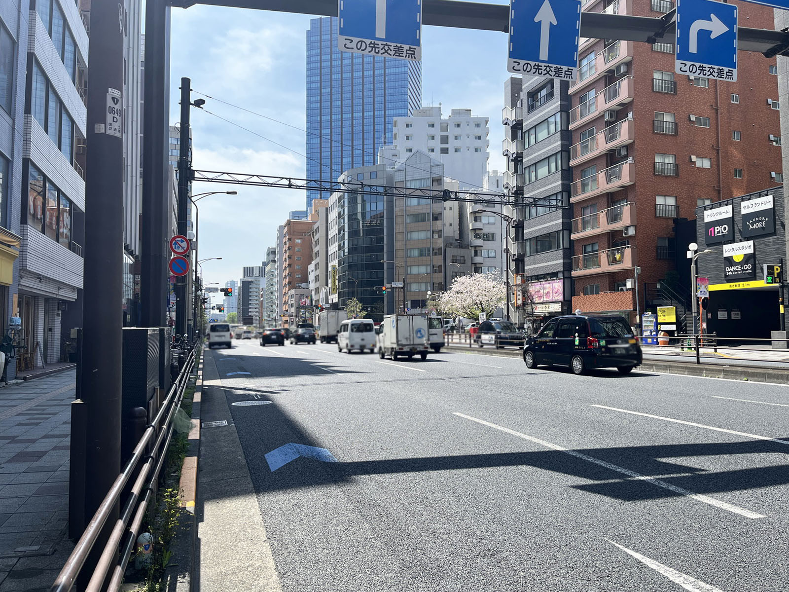 白蘭ビル前面の三田通り