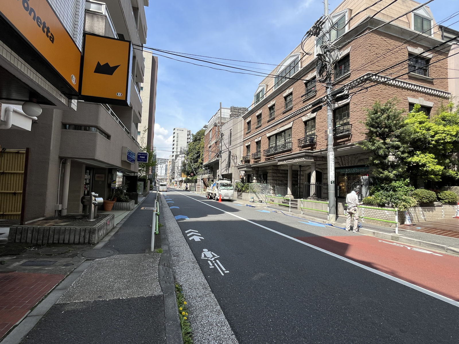 第一国際ビル前面の通り