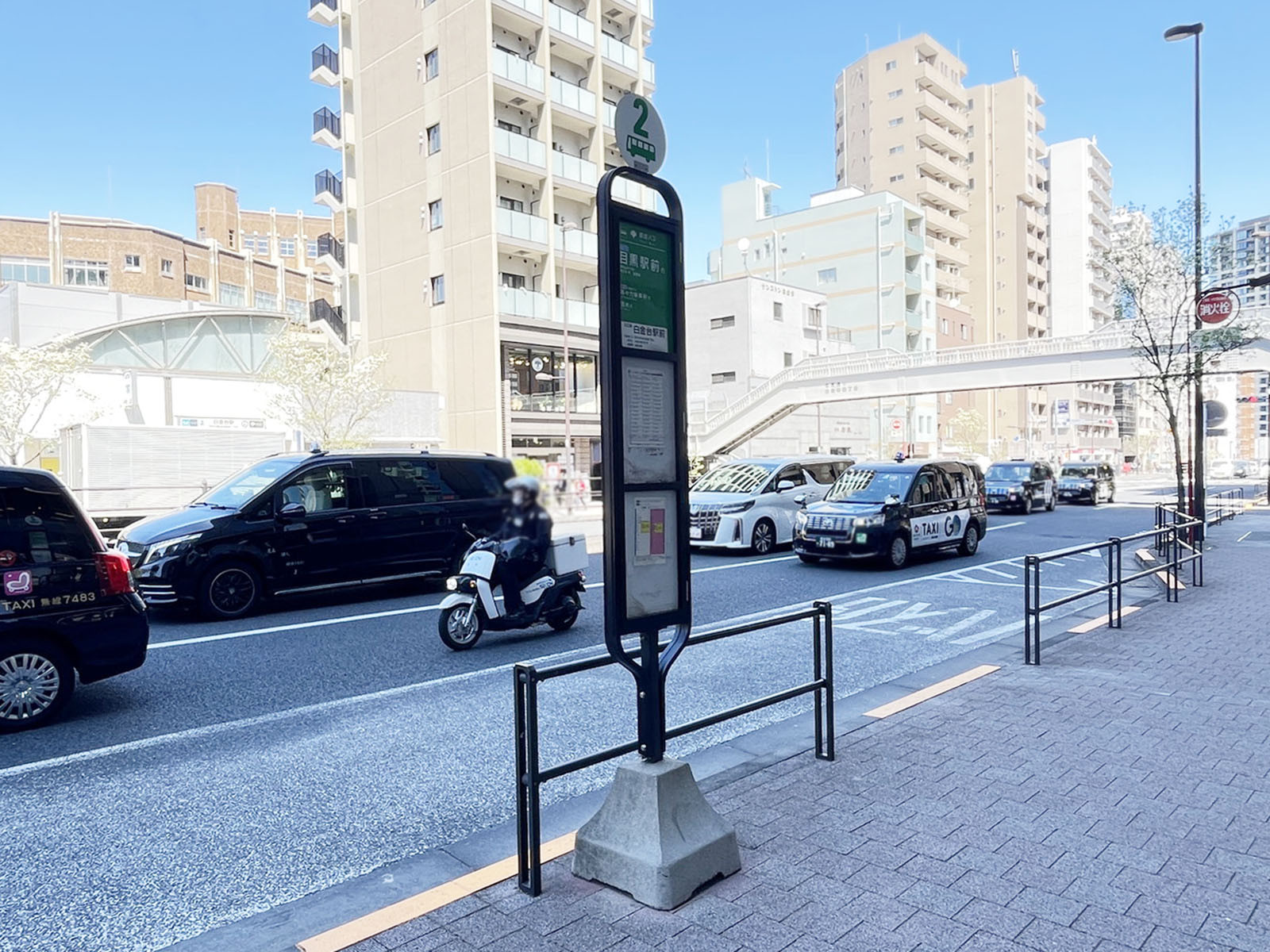 ビル前のバス停「白金台駅前」
