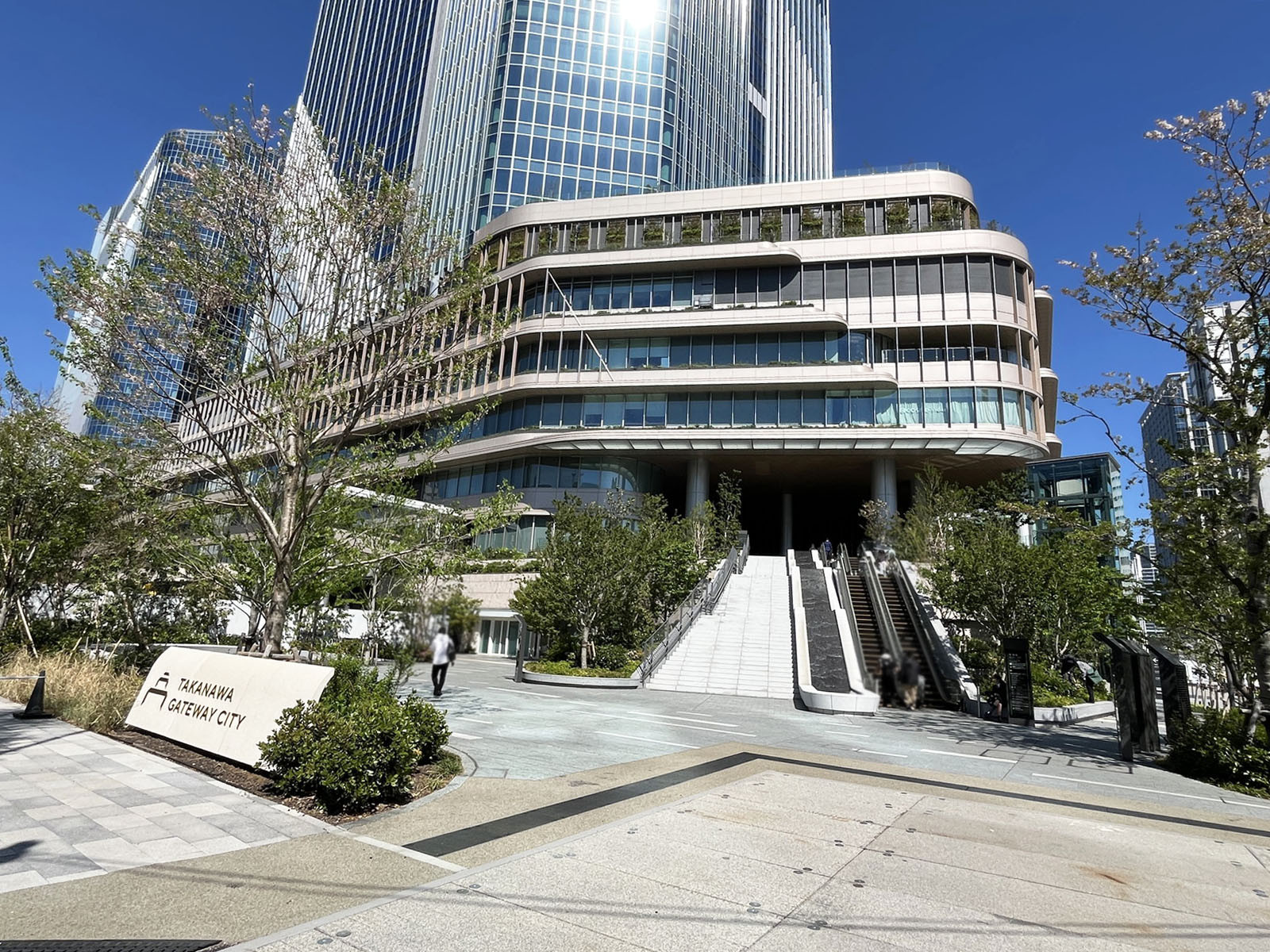 ビル裏手のTAKANAWA GATEWAY CITY