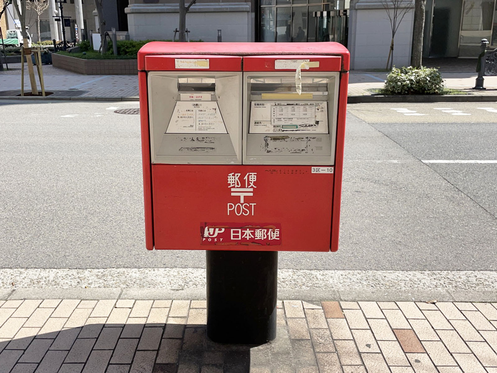 ビル向かいにあるポスト